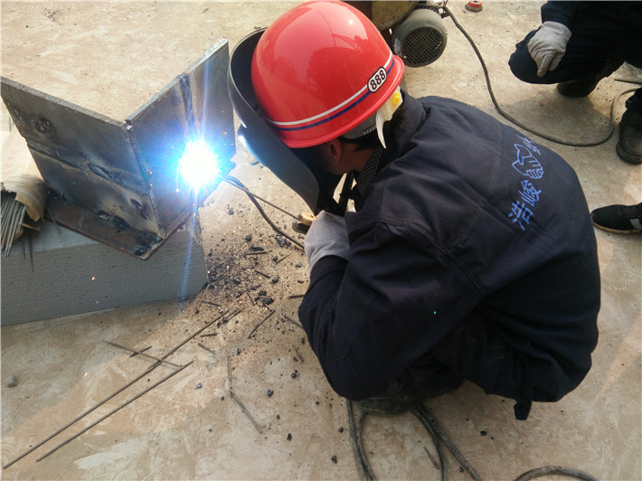 若想競(jìng)賽美名成，且看焊工展技能